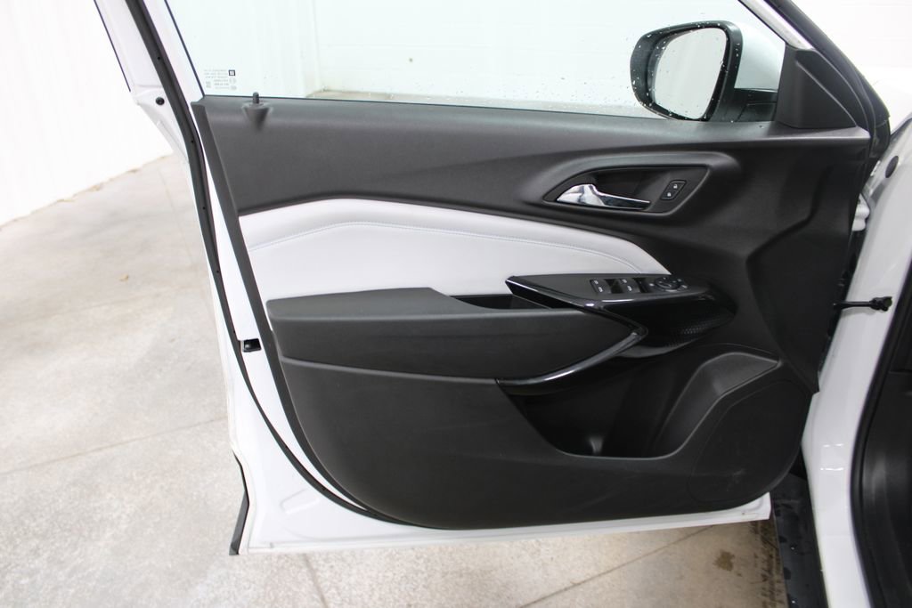 Used 2025 Chevrolet Trax LT image 14