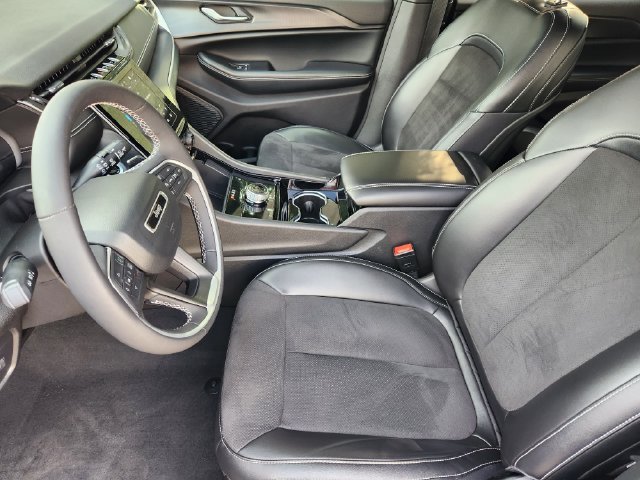 Used 2023 Jeep Grand Cherokee L Laredo RWD image 4