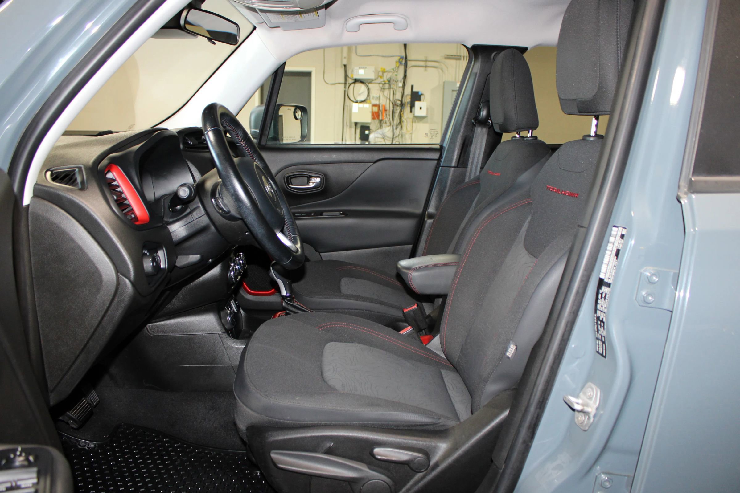 Used 2017 Jeep Renegade Trailhawk AWD/4WD image 9