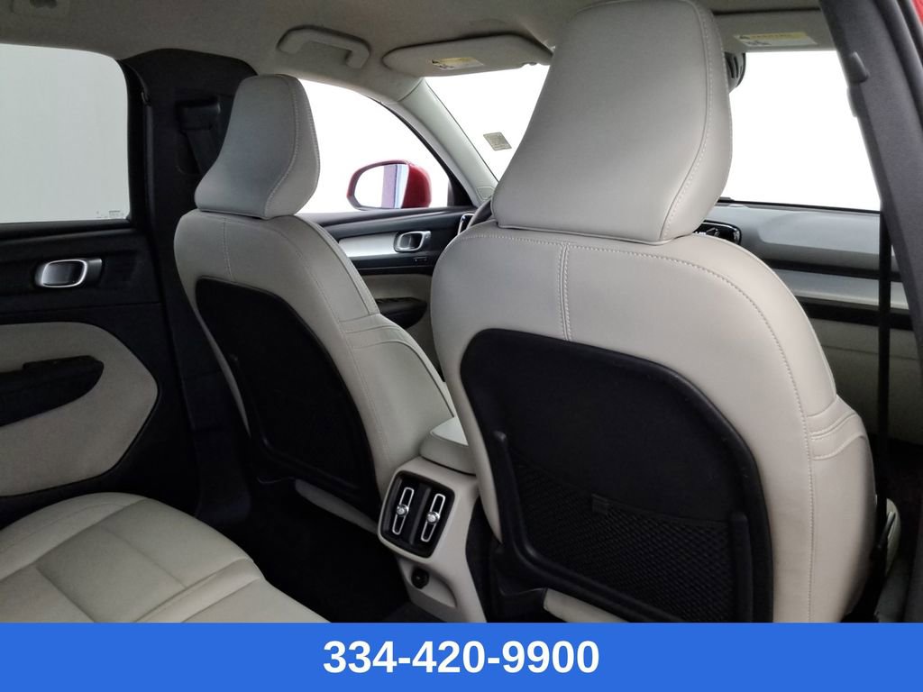 Used 2022 Volvo XC40 T5 Momentum image 25