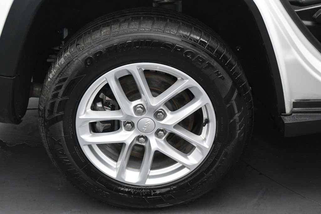 Used 2023 Jeep Grand Cherokee L Laredo RWD image 34