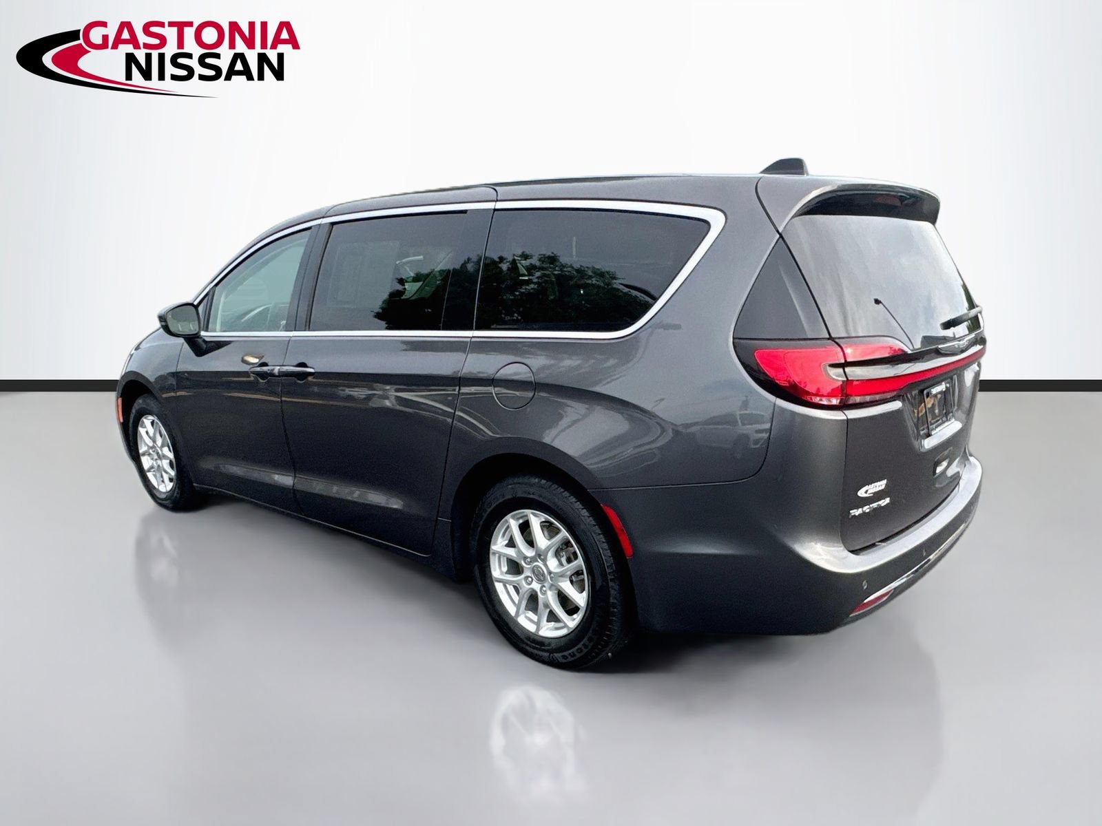 Used 2023 Chrysler Pacifica Touring-L FWD image 3