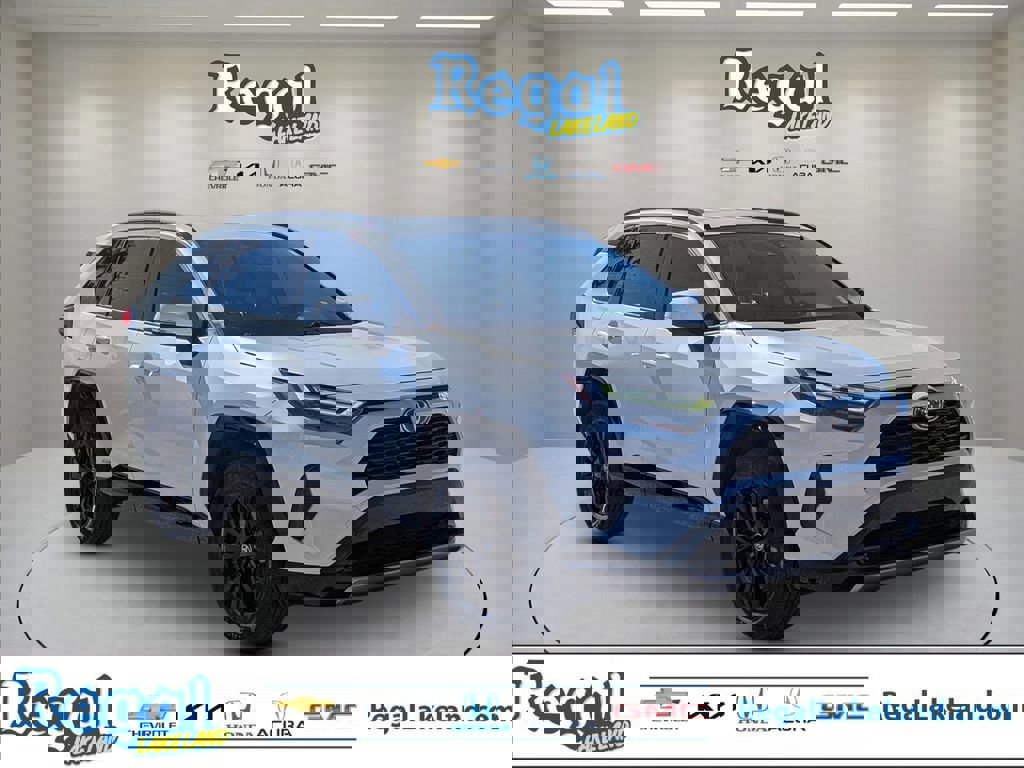 Used 2022 Toyota RAV4 SE image 1