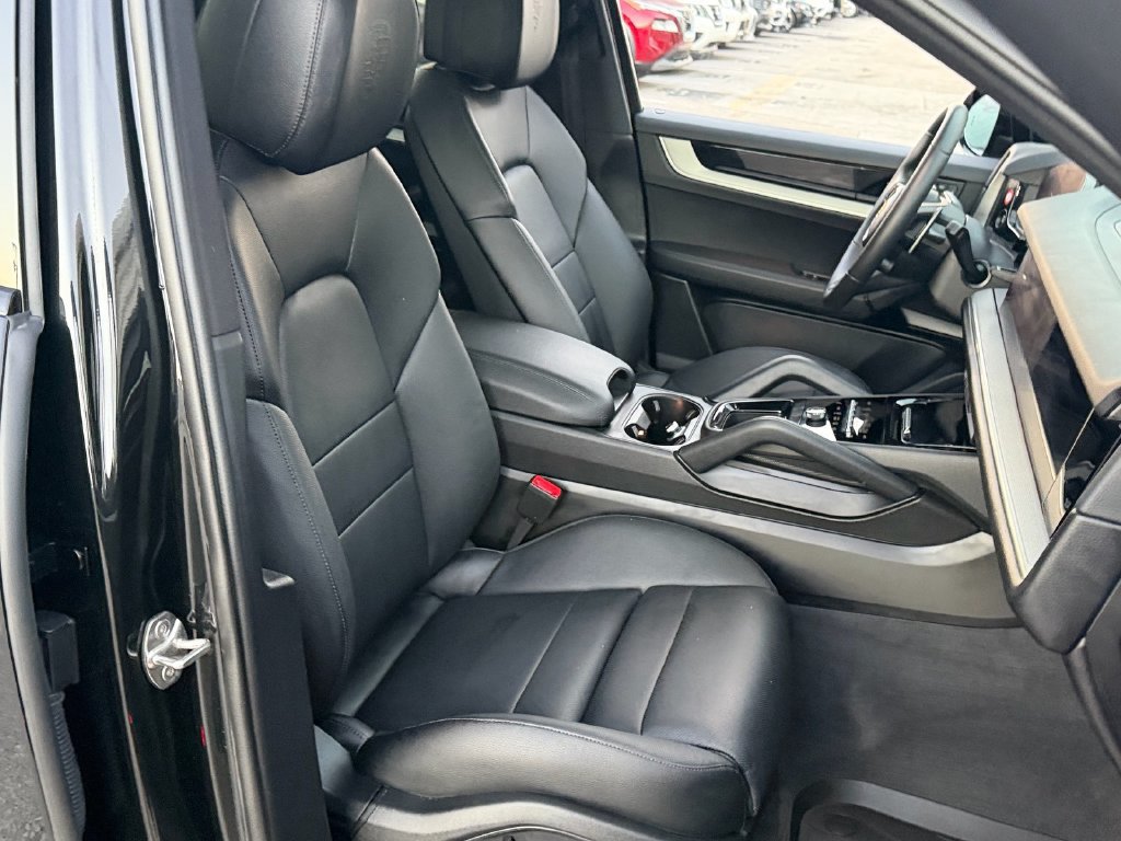 Used 2025 Porsche Cayenne w/ Premium Package Plus AWD/4WD image 16