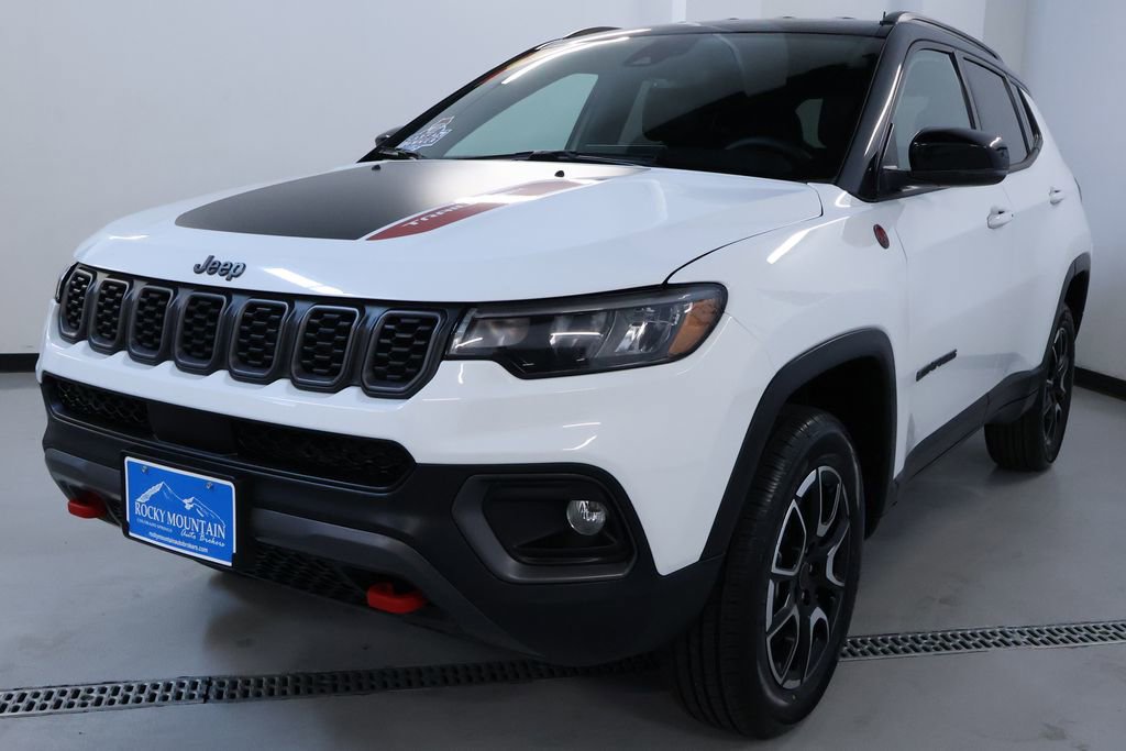 Used 2025 Jeep Compass Trailhawk AWD/4WD image 3