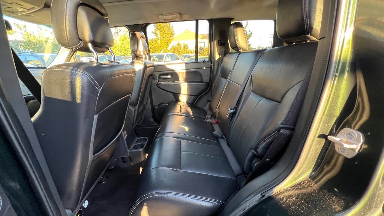 Used 2011 Jeep Liberty Renegade w/ Navigation Convenience Group image 19