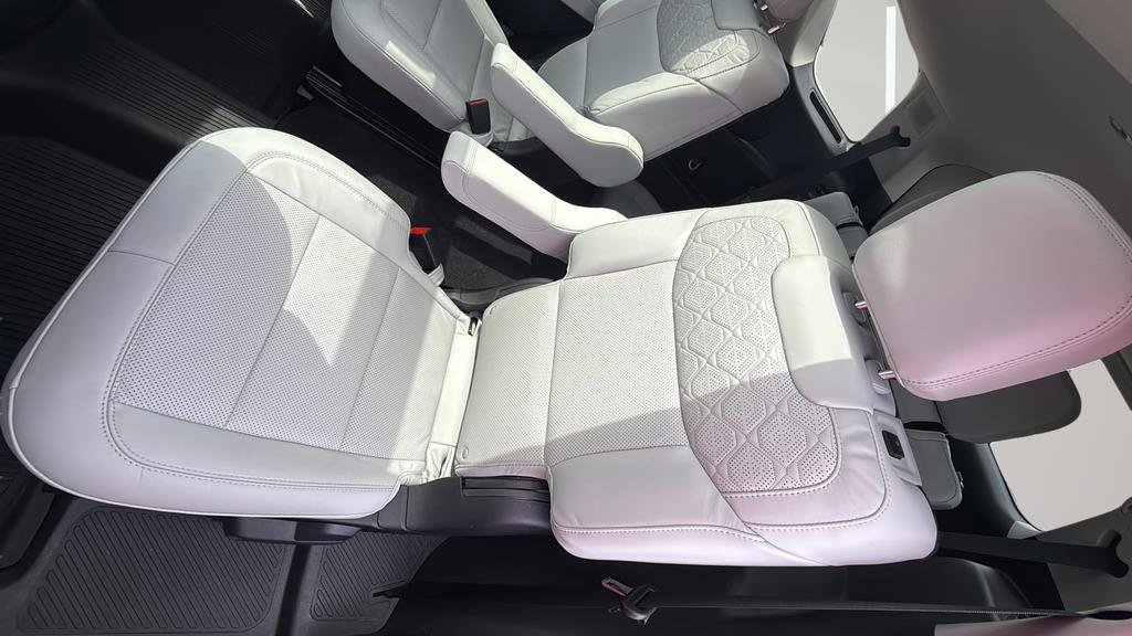 Used 2025 Ford Explorer Platinum w/ LUX Leather Package AWD/4WD image 32