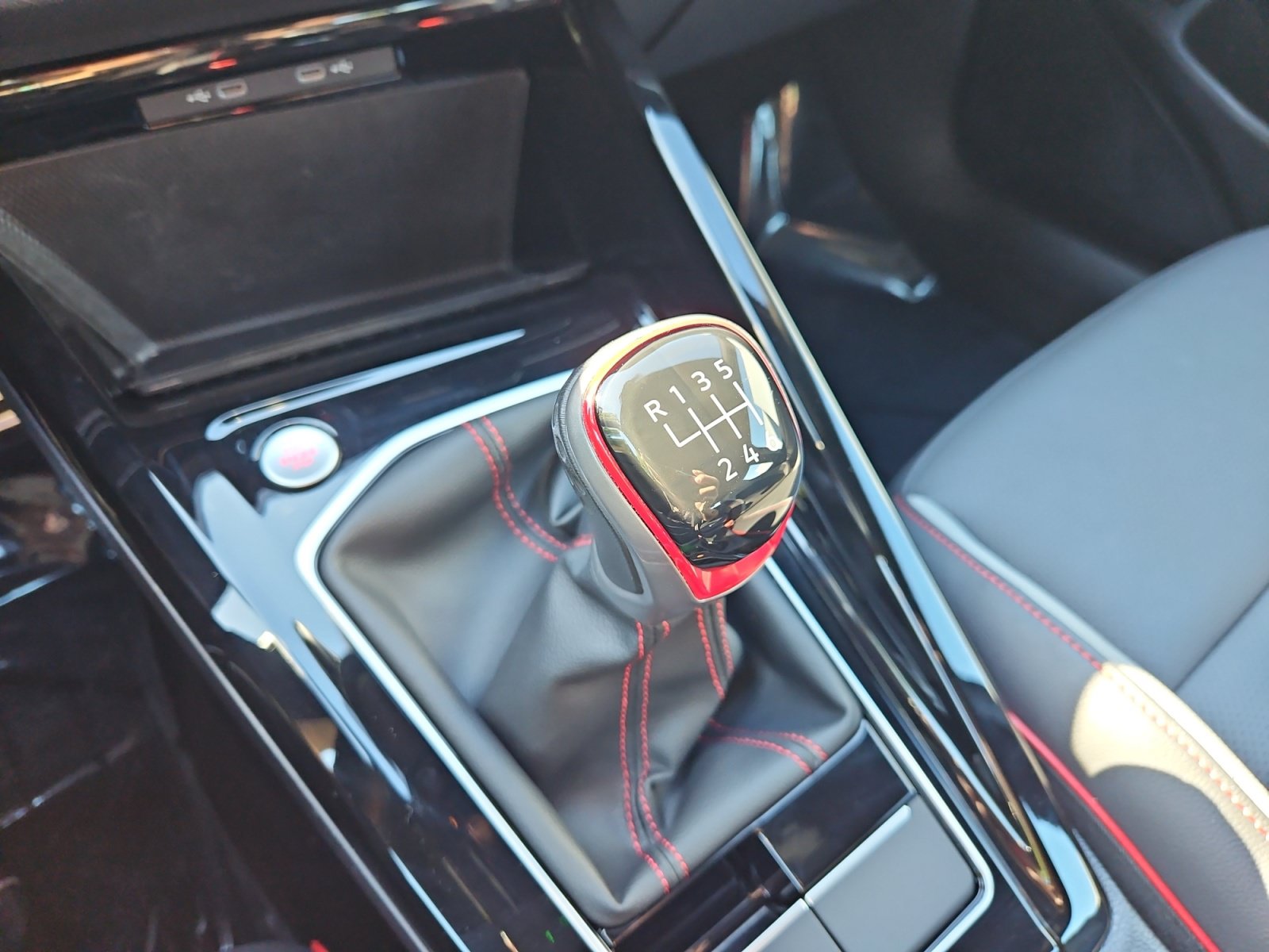 Used 2024 Volkswagen GTI SE FWD image 27