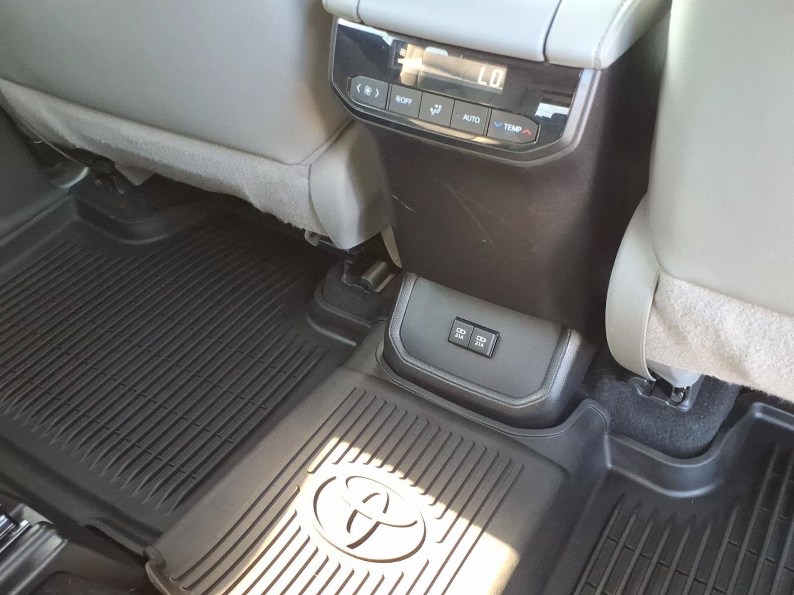 Used 2020 Toyota Highlander XLE AWD/4WD image 27