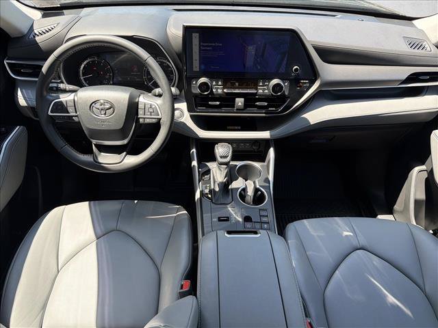 Used 2023 Toyota Highlander XLE FWD image 25