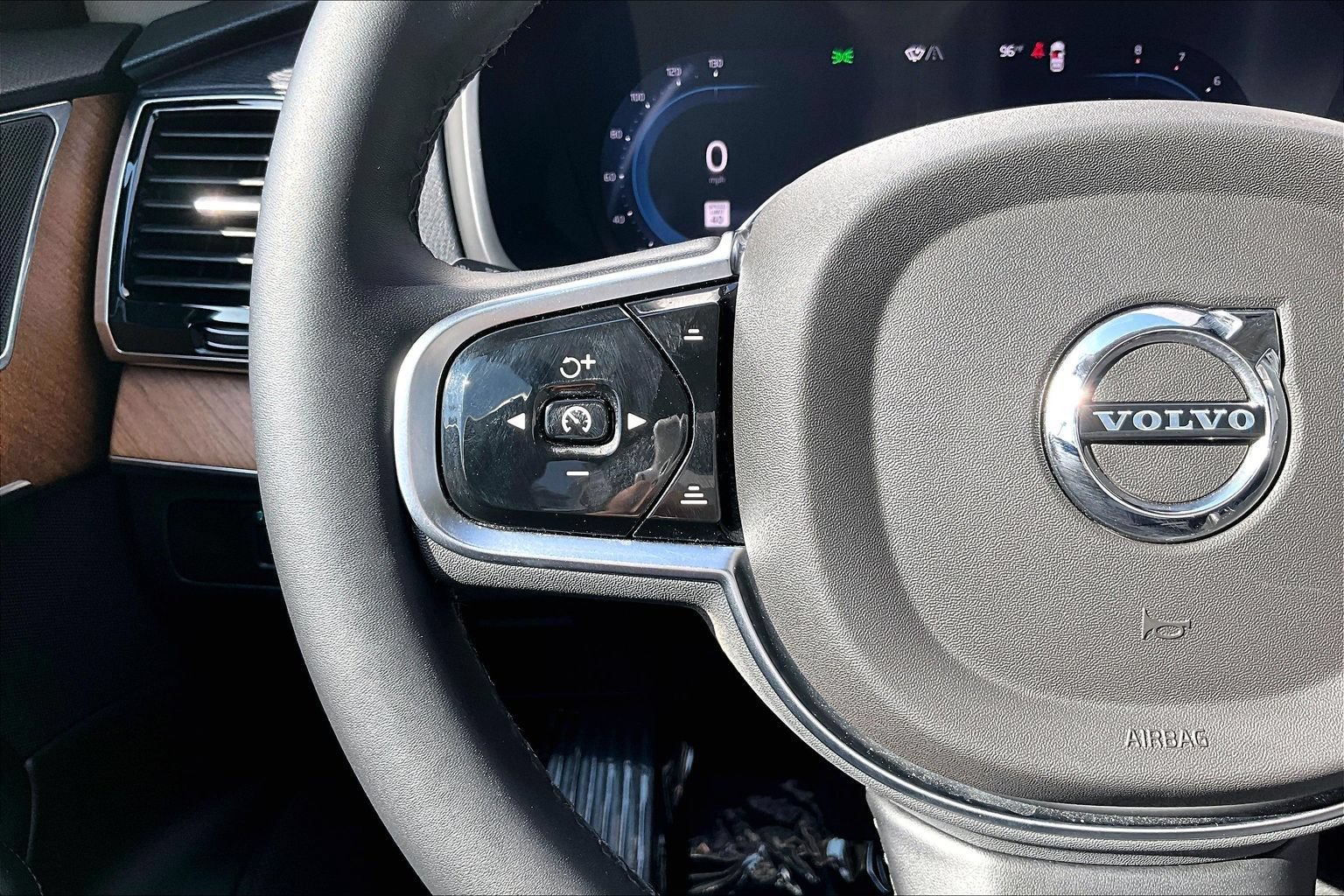 Used 2025 Volvo XC90 B6 Plus w/ Protection Package Premier AWD/4WD image 17