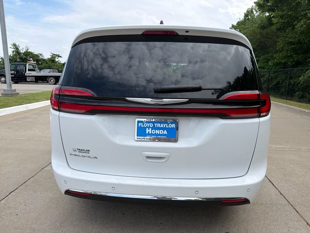 Used 2023 Chrysler Pacifica Touring-L FWD image 4