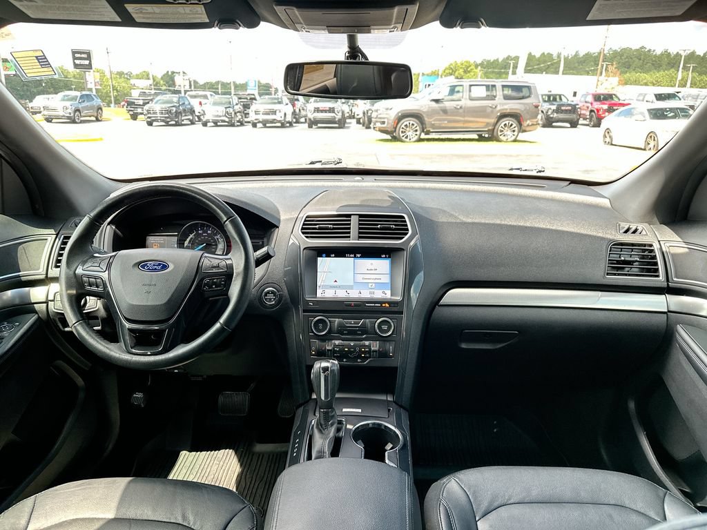 Used 2018 Ford Explorer XLT w/ Equipment Group 202A FWD image 3
