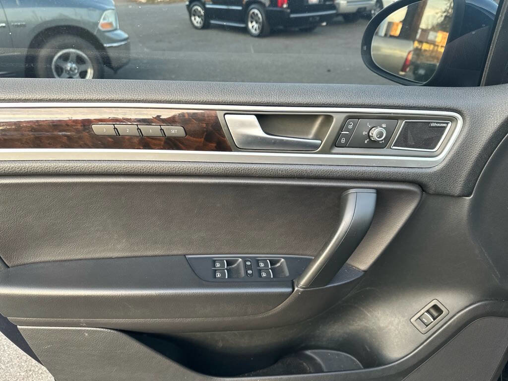 Used 2013 Volkswagen Touareg Sport image 11