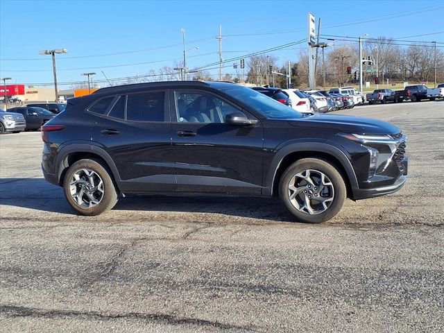 Used 2025 Chevrolet Trax LT w/ LT Convenience Package image 12