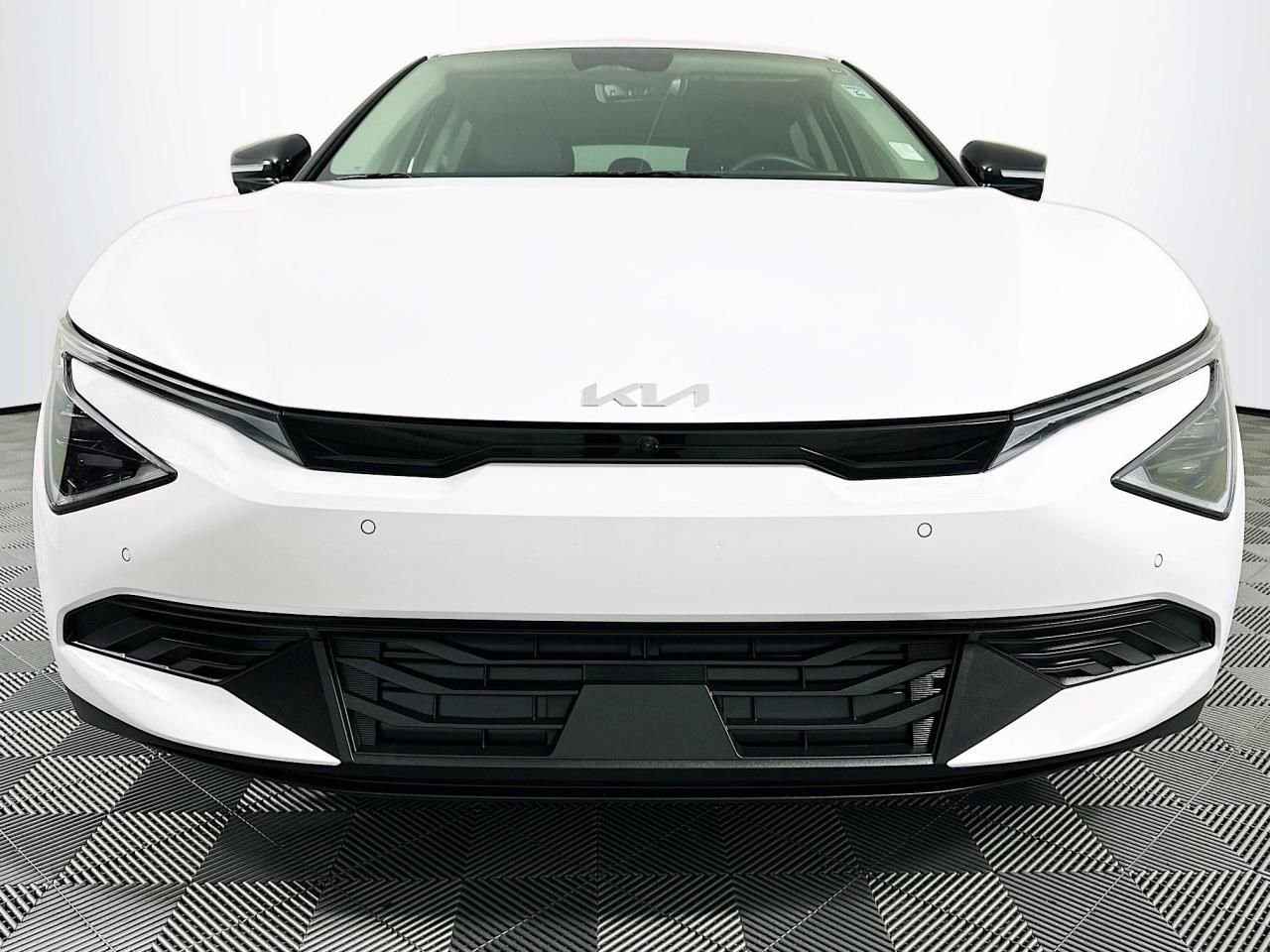 Used 2025 Kia EV6 Light w/ Light LR Technology Package RWD image 2