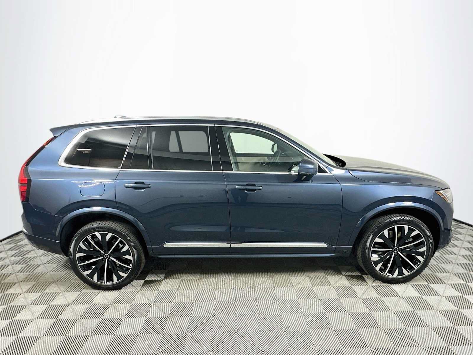 Used 2026 Volvo XC90 T8 Plus w/ Protection Package Premier AWD/4WD image 8