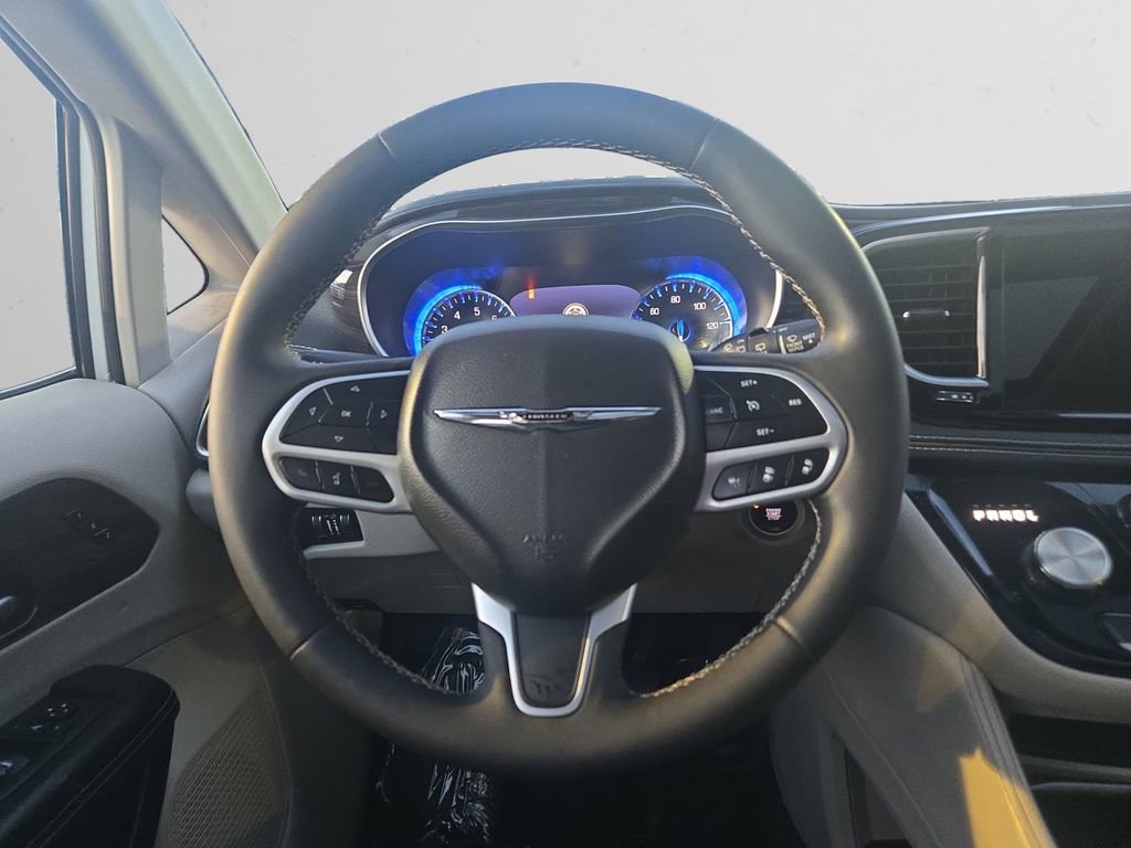 Used 2023 Chrysler Pacifica Limited image 13
