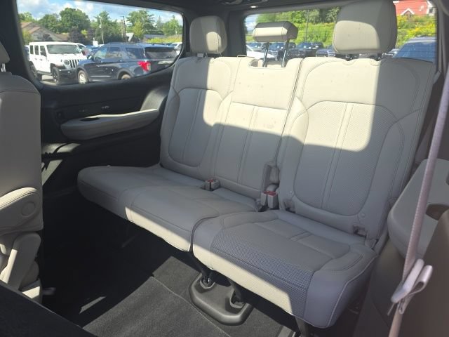 Certified 2025 Jeep Wagoneer Series III w/ Premium Group I AWD/4WD image 30