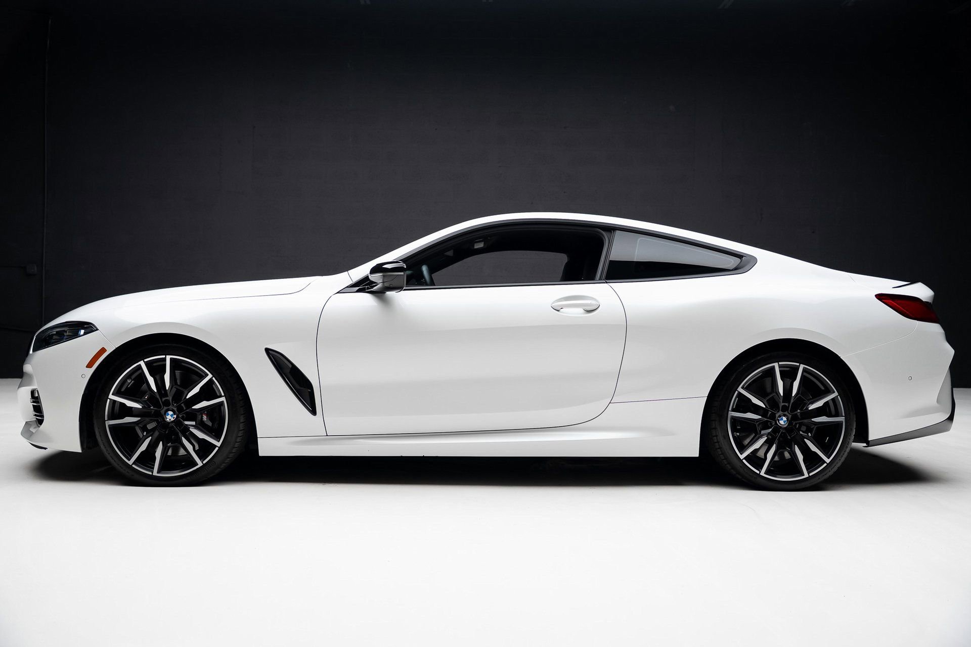 Used 2023 BMW M850i xDrive Coupe w/ M Sport Professional Package image 18