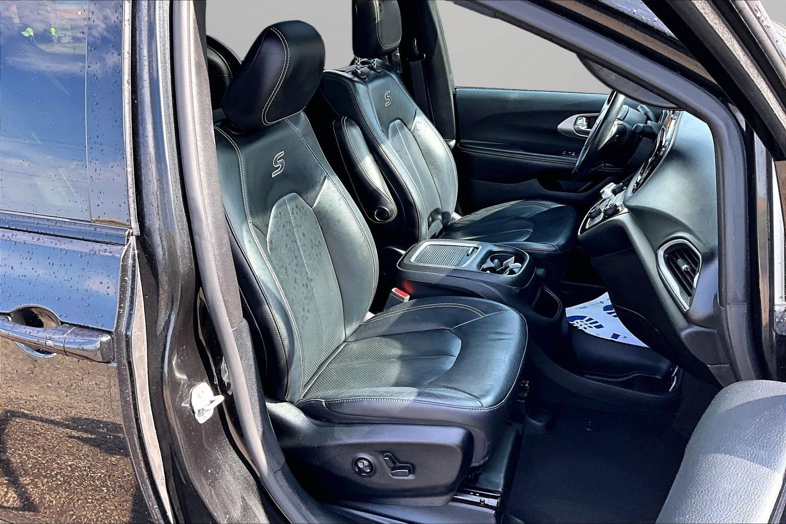 Used 2020 Chrysler Pacifica Touring-L Plus w/ S Appearance Package FWD image 7