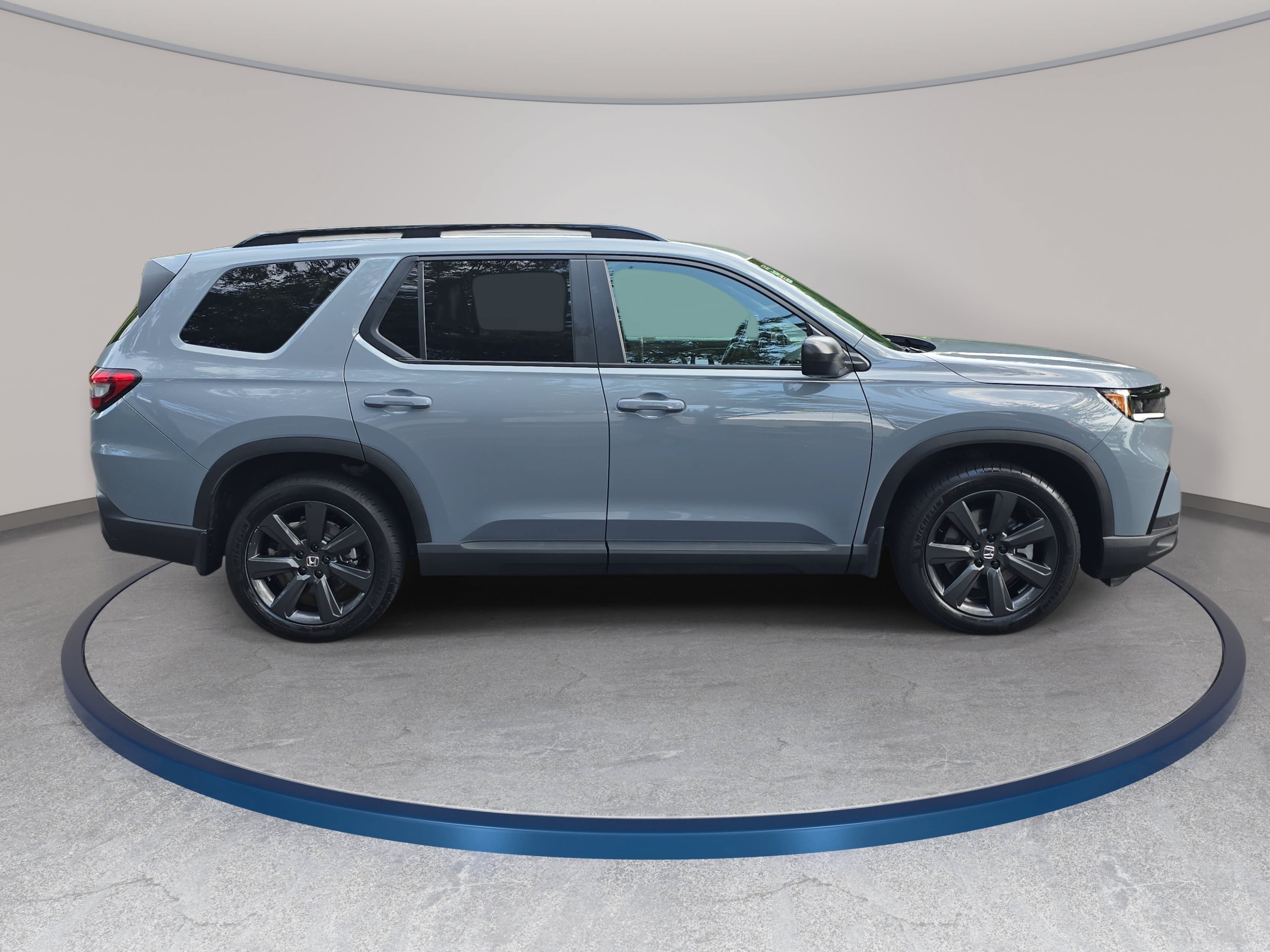 Used 2025 Honda Pilot Sport image 4