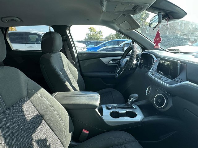 Used 2022 Chevrolet Blazer LT FWD image 2