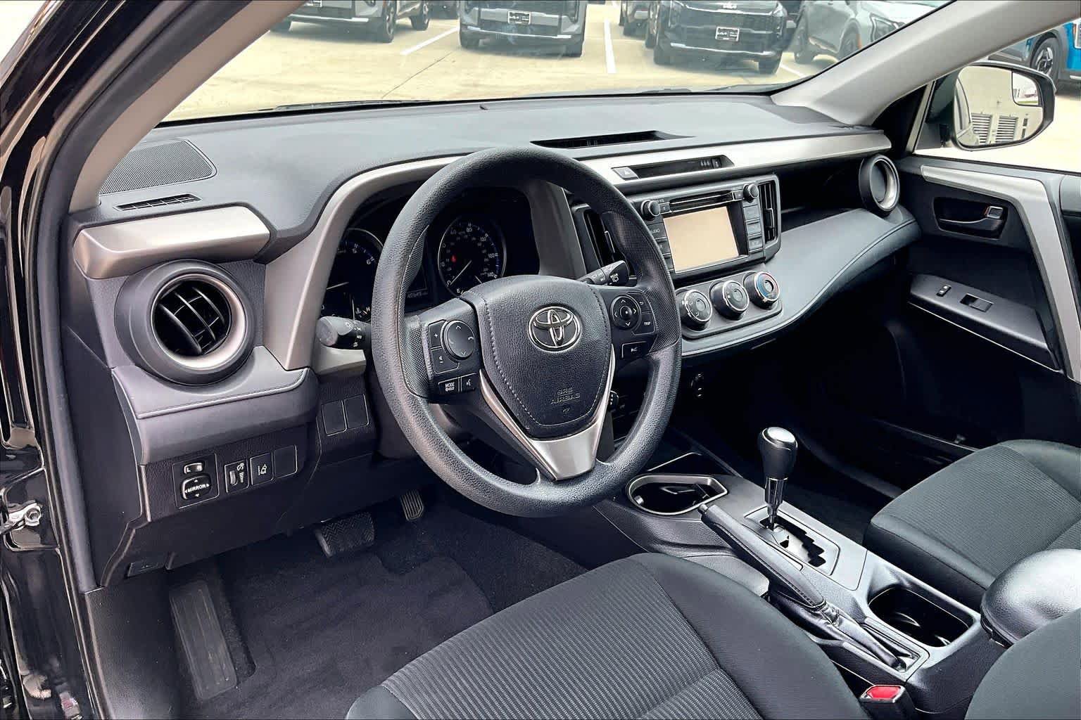 Used 2018 Toyota RAV4 LE FWD image 17
