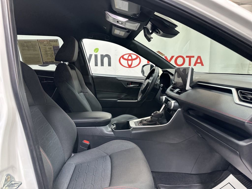 Used 2025 Toyota RAV4 SE image 9
