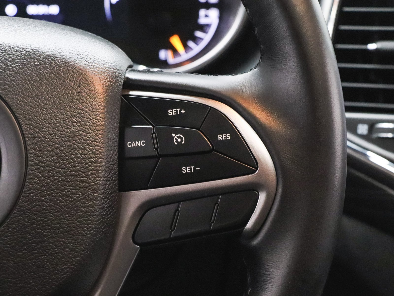 Used 2021 Jeep Grand Cherokee Laredo image 32