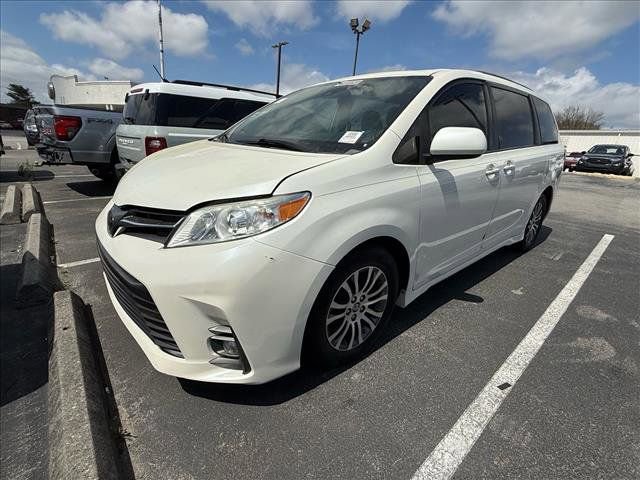 Used 2020 Toyota Sienna XLE FWD image 1