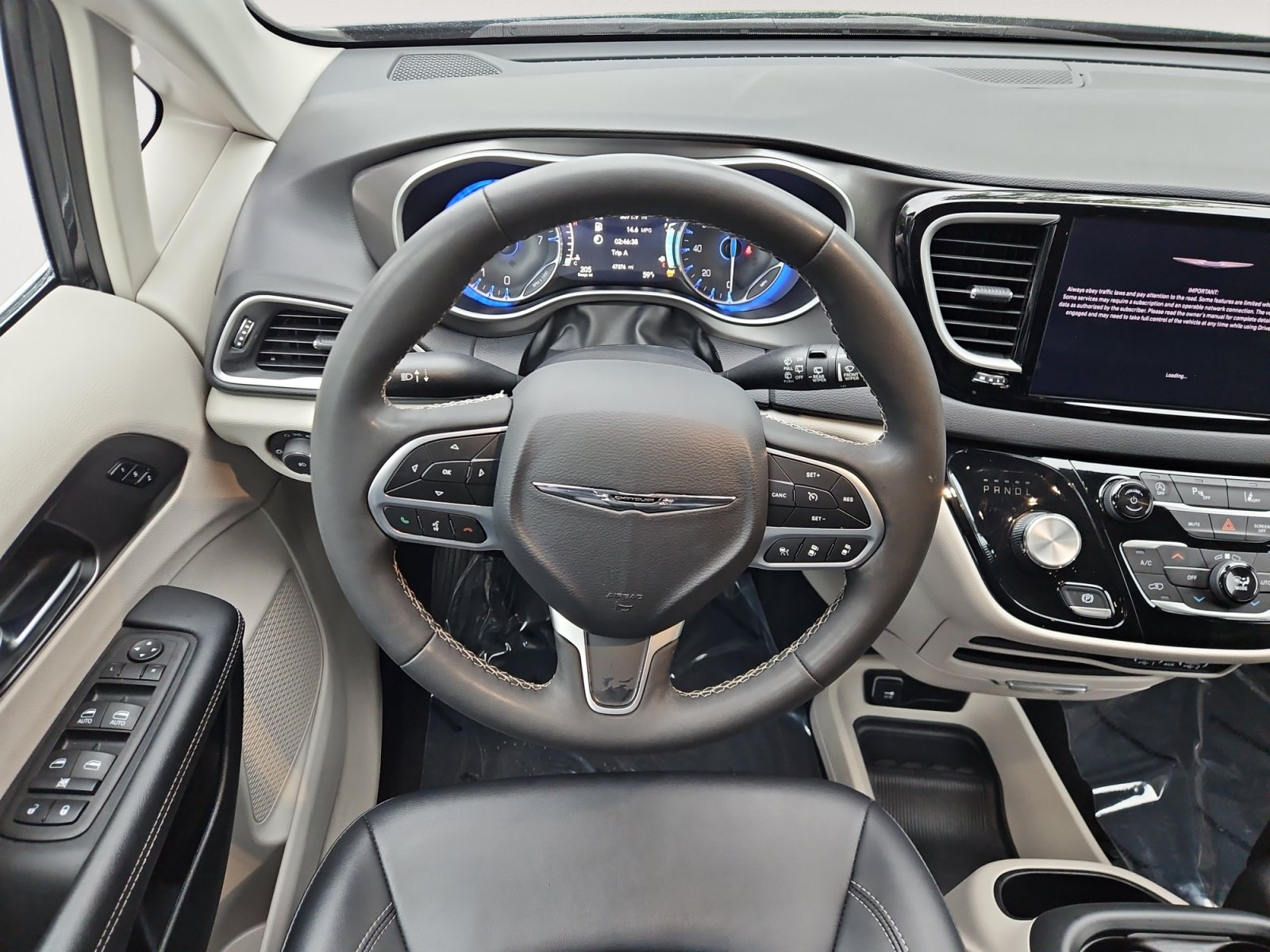 Used 2024 Chrysler Pacifica Touring-L FWD image 12