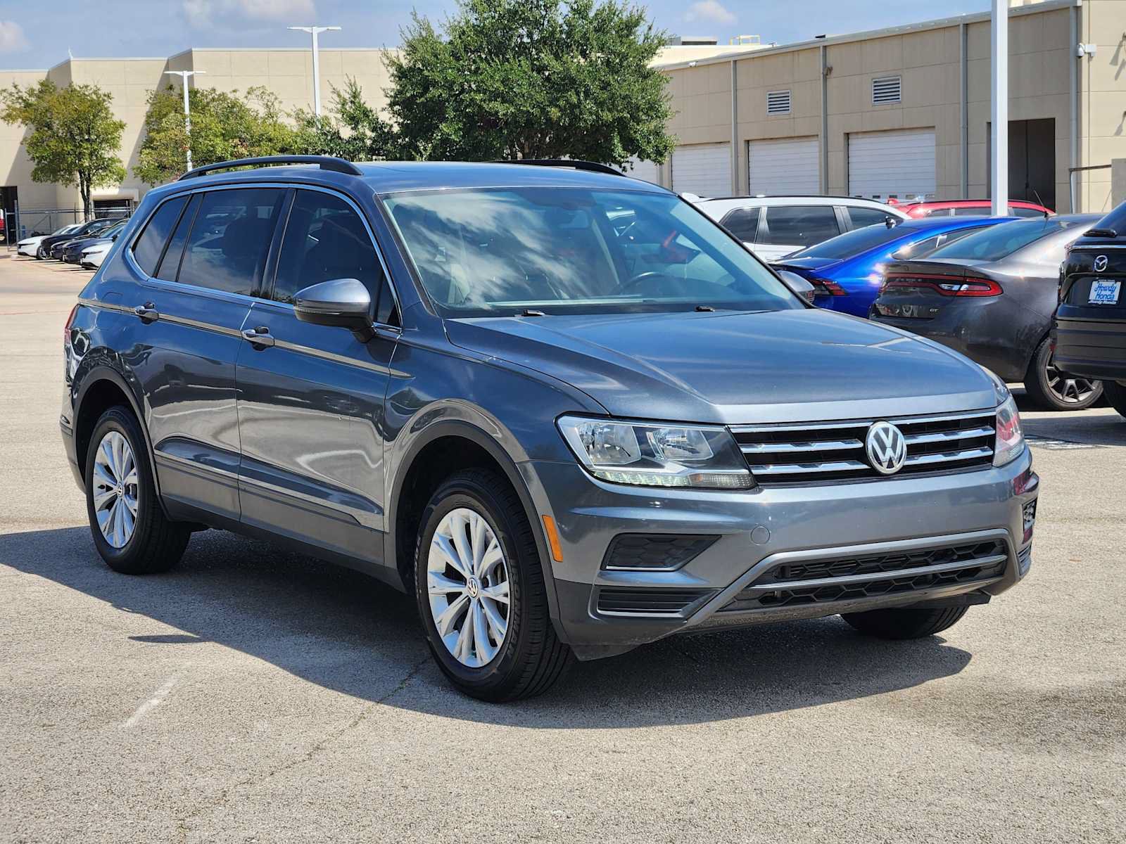 Used 2019 Volkswagen Tiguan SE w/ Panoramic Sunroof Package FWD image 3