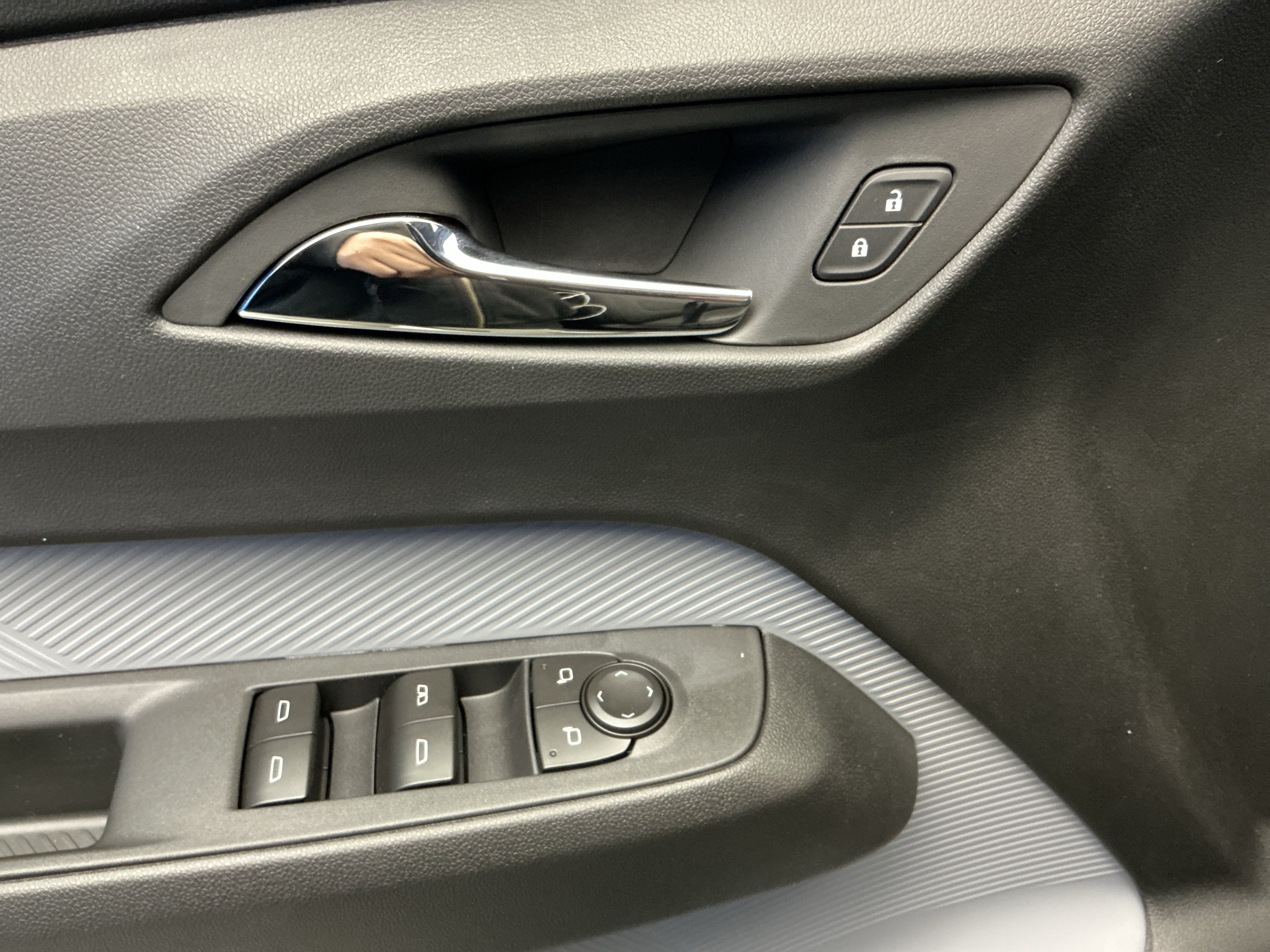 New 2027 Chevrolet Bolt LT w/ Comfort Package FWD image 12