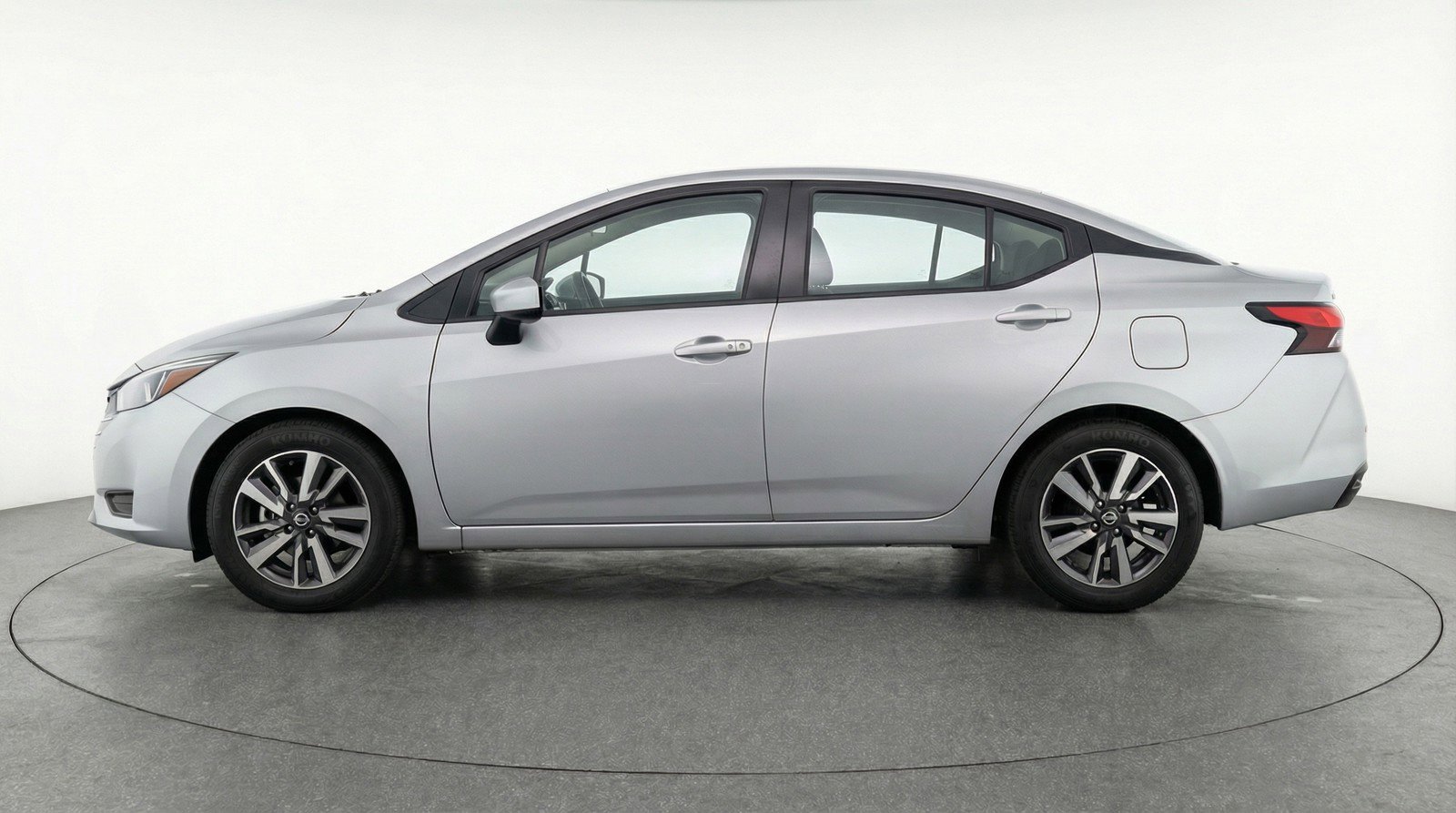 Used 2025 Nissan Versa SV image 5