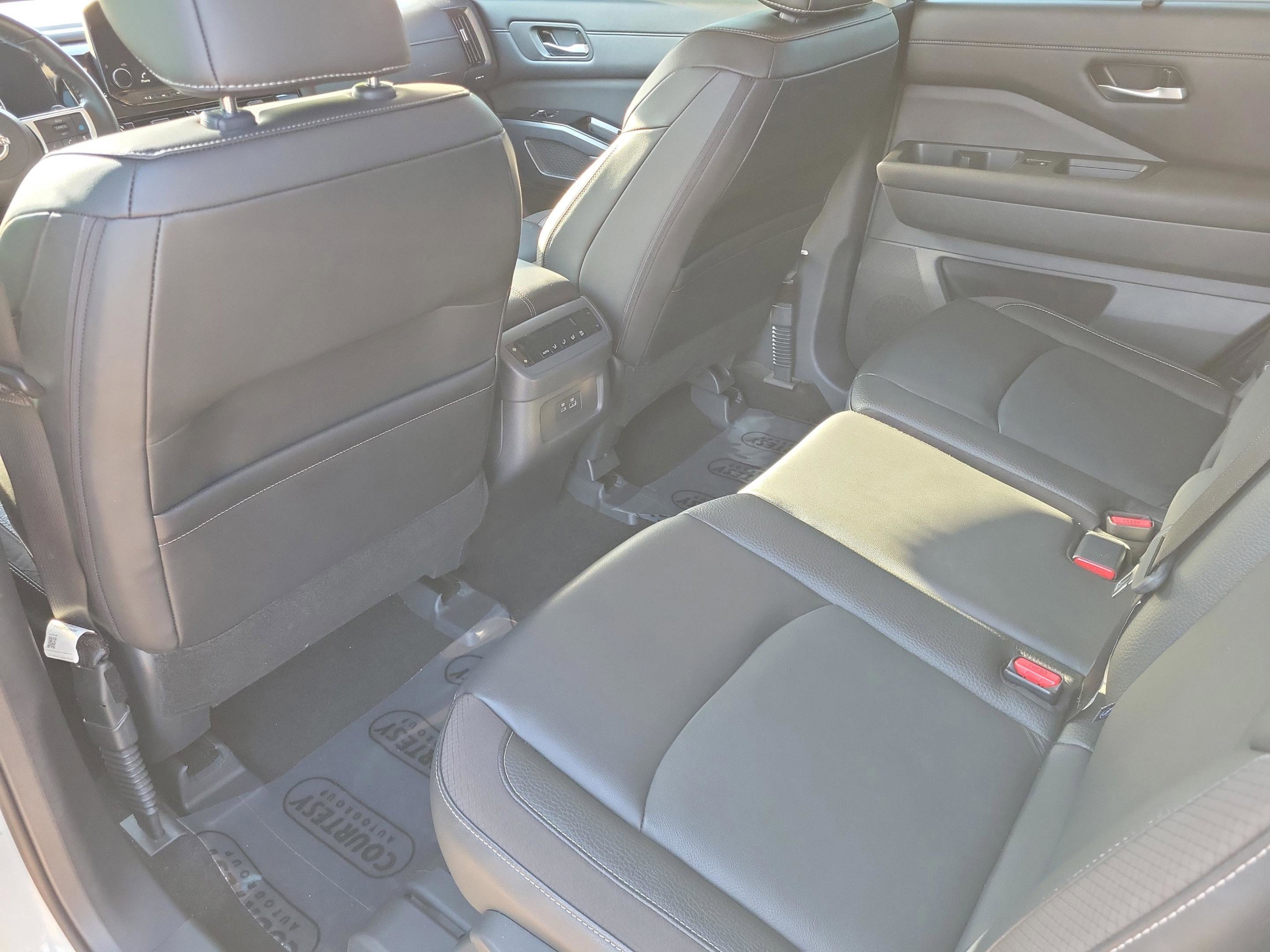 Certified 2024 Nissan Pathfinder SL image 15