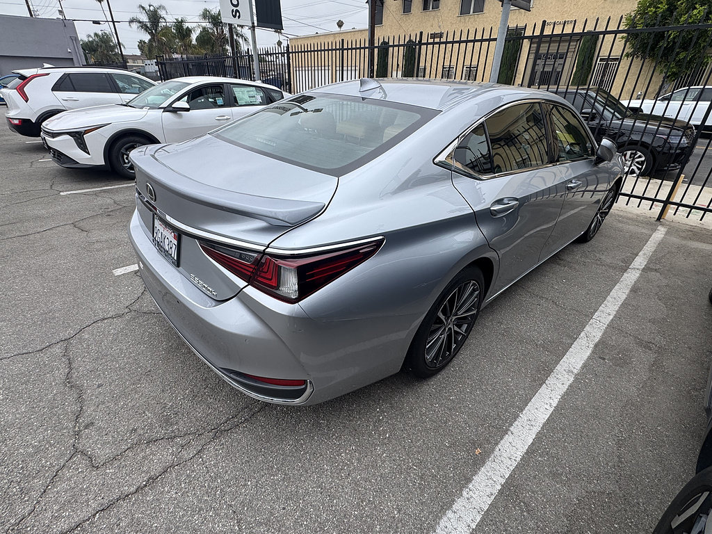 Used 2023 Lexus ES 300h w/ Premium Package FWD image 3