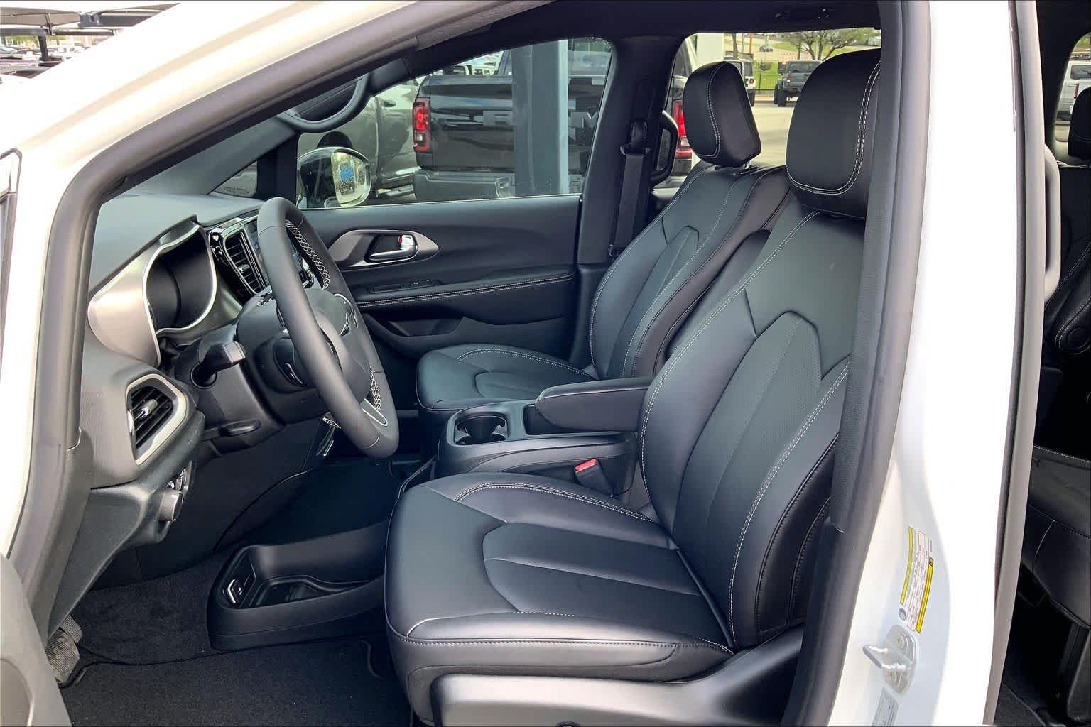 New 2026 Chrysler Voyager LX FWD image 7