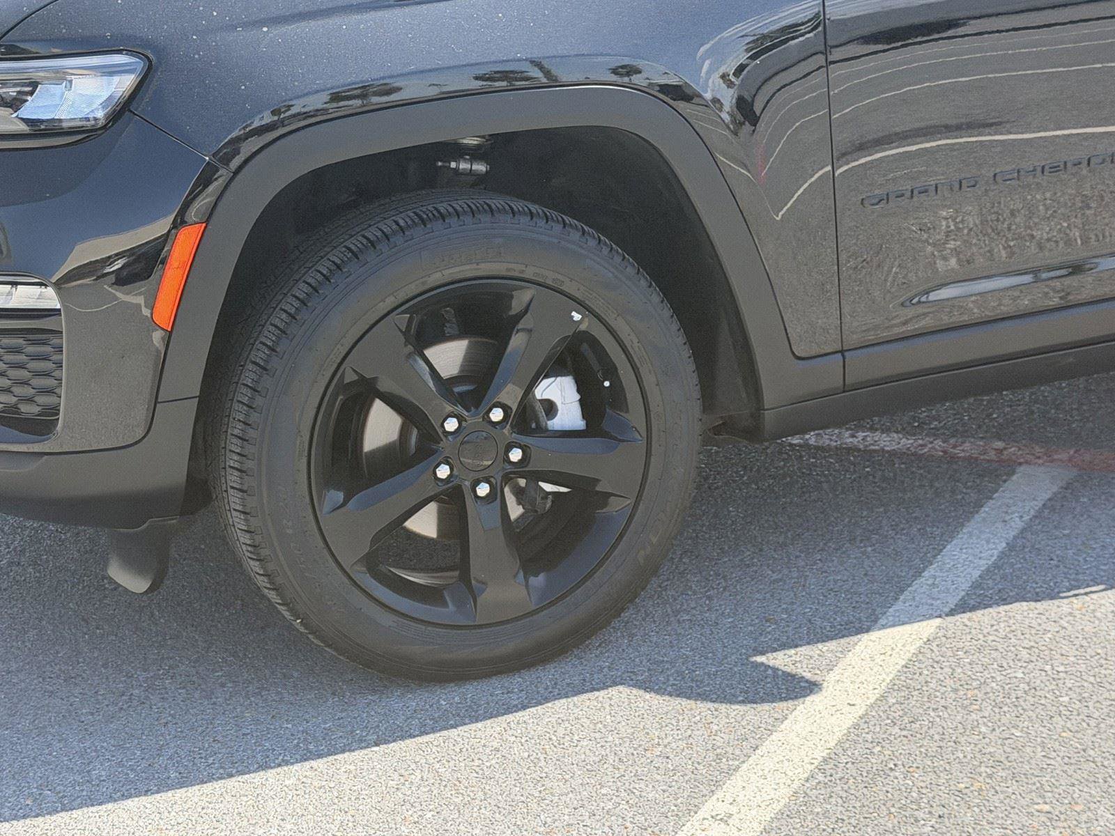 Used 2025 Jeep Grand Cherokee Limited w/ Black Appearance Package image 23