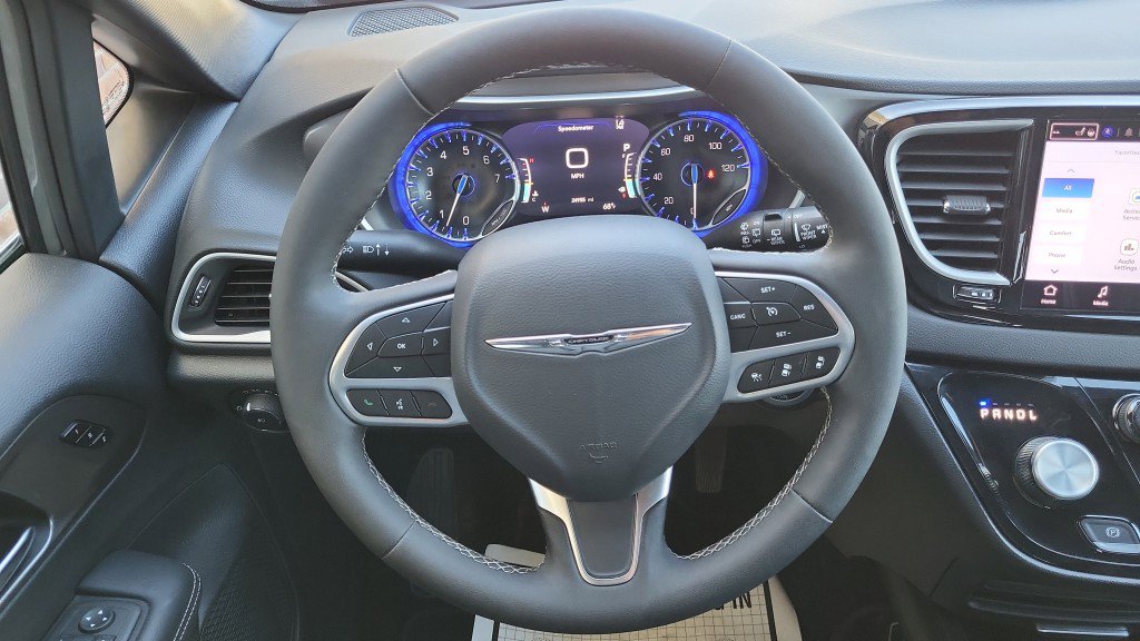 Used 2025 Chrysler Pacifica Select image 28