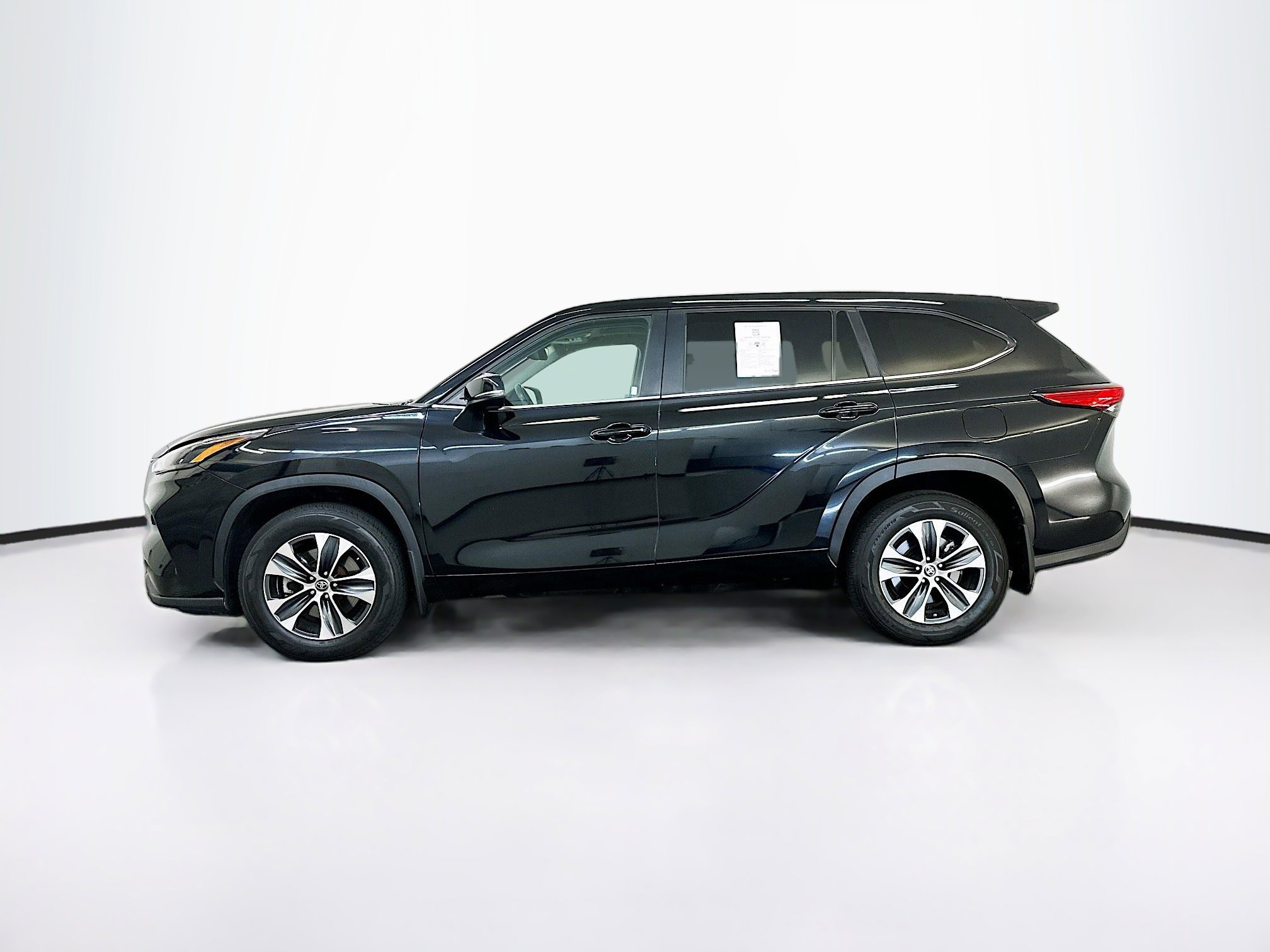 Used 2023 Toyota Highlander XLE image 4