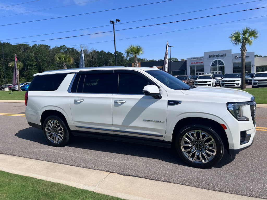 Used 2023 GMC Yukon XL Denali Ultimate AWD/4WD image 4