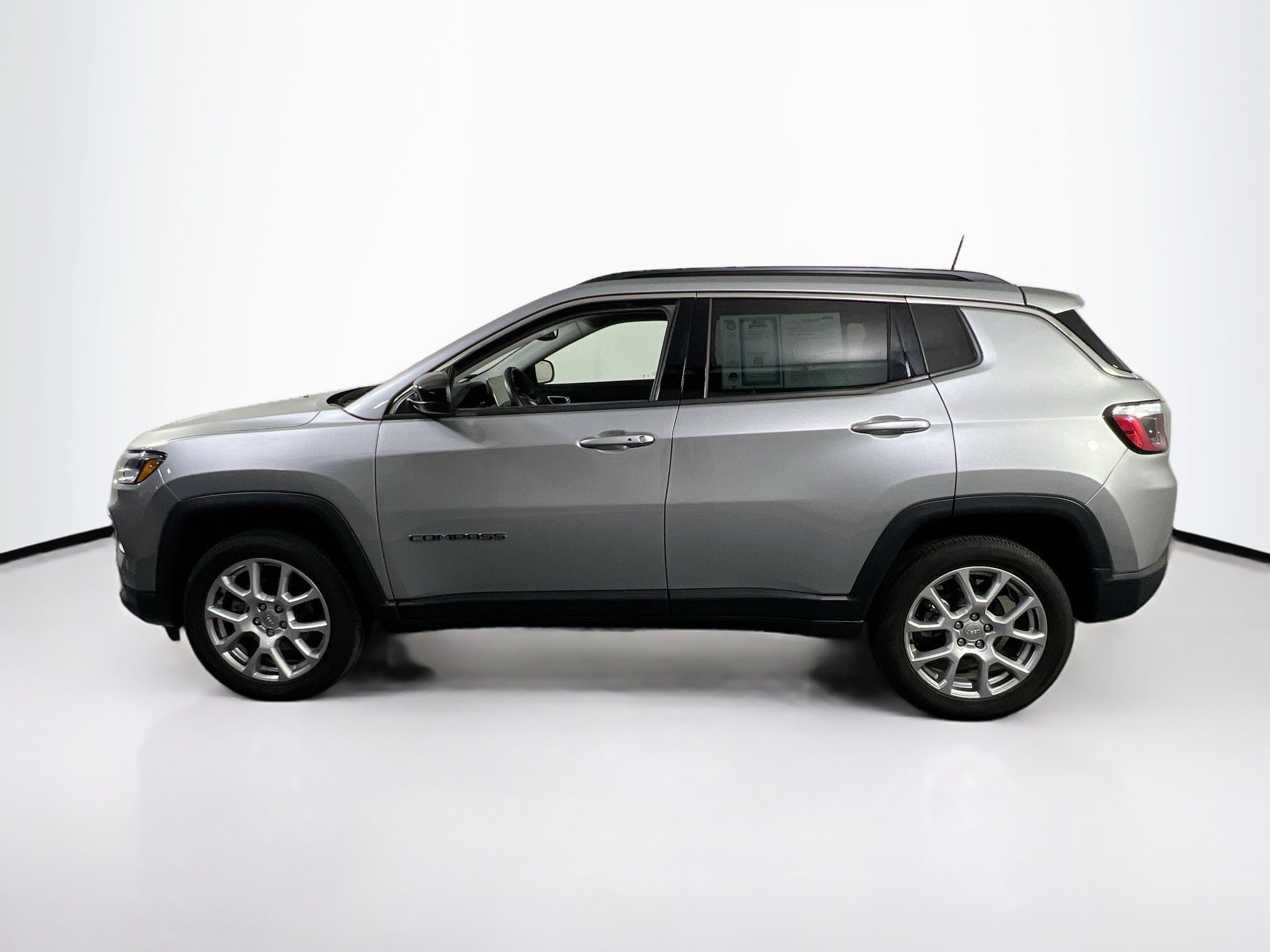 Used 2022 Jeep Compass Latitude AWD/4WD image 8