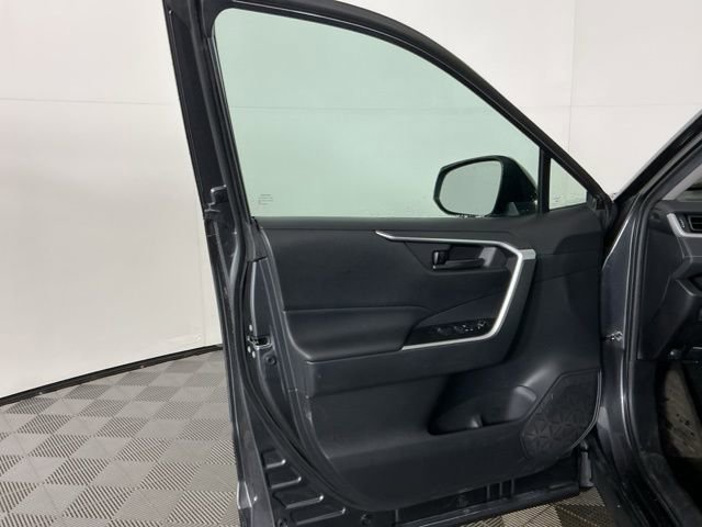 Used 2021 Toyota RAV4 LE image 12