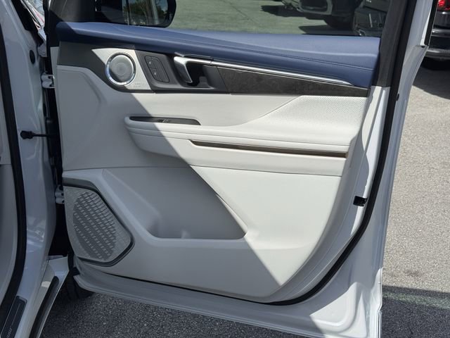 Used 2025 Buick Enclave Avenir image 36