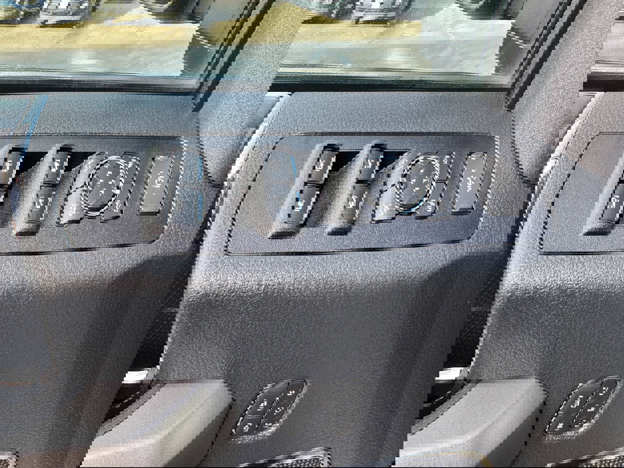 Used 2022 Ford F350 Platinum w/ FX4 Off-Road Package AWD/4WD image 26