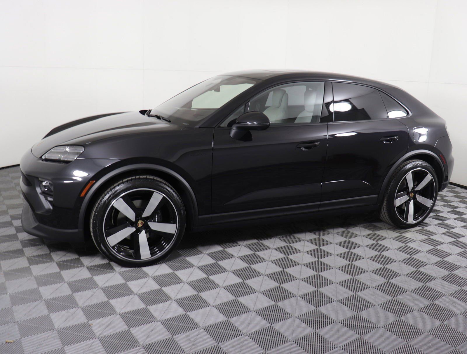 Certified 2025 Porsche Macan 4 Electric image 2