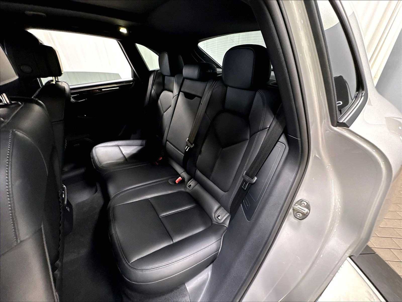 Used 2025 Porsche Macan AWD/4WD image 30