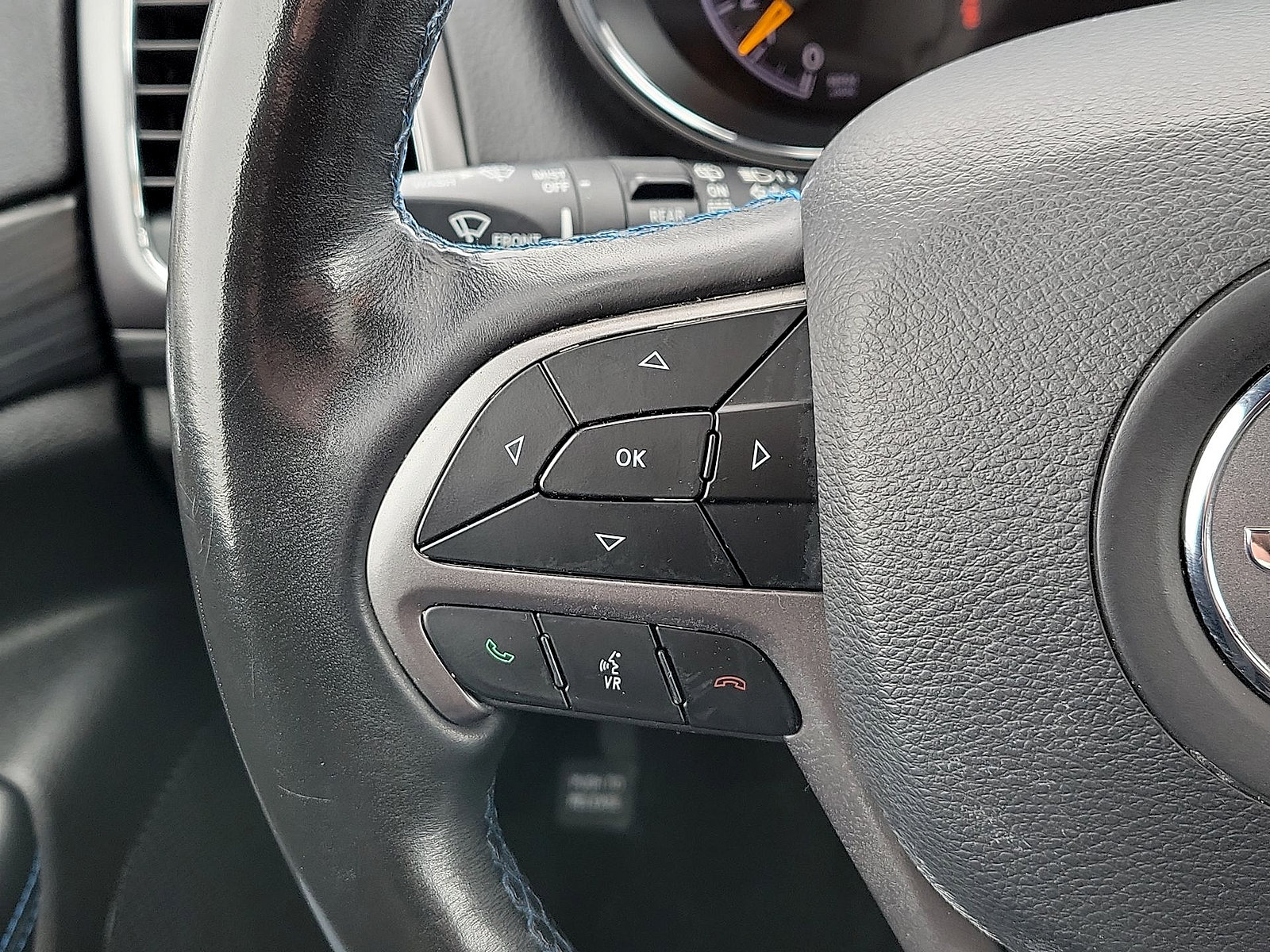 Used 2019 Jeep Grand Cherokee Laredo AWD/4WD image 17