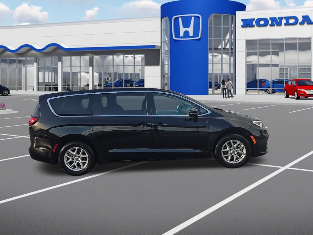 Used 2024 Chrysler Pacifica Touring-L image 10